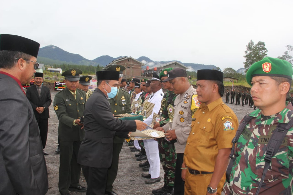 pembagiang penghargaan Hut TNI Ke 77